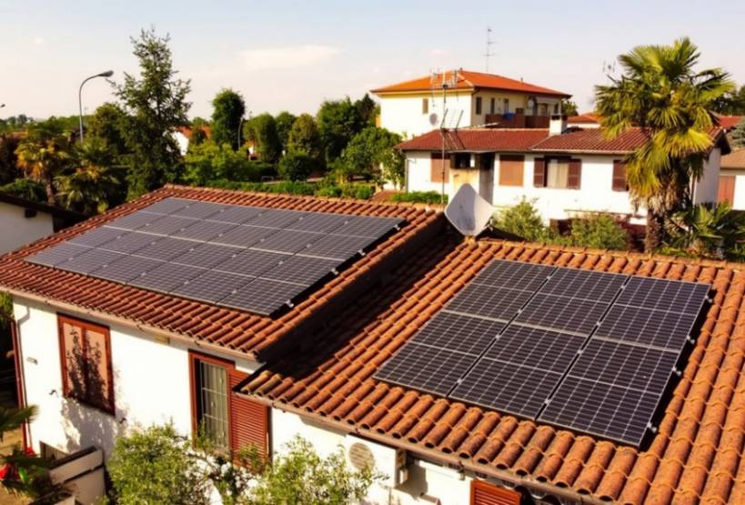Otovo installe des solutions photovoltaïques sur toiture chez les particuliers. ©Otovo Otovo installe des solutions photovoltaïques sur toiture chez les particuliers. ©Otovo