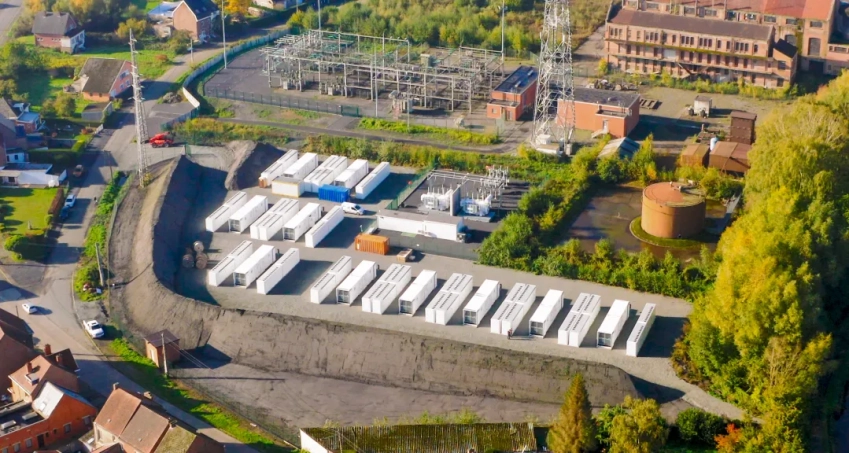 La centrale permet de stocker une quantité d’énergie de 100 MWh dans des batteries lithium-ion, à un niveau de puissance allant jusqu’à 50 MW. ©Corsica Sole