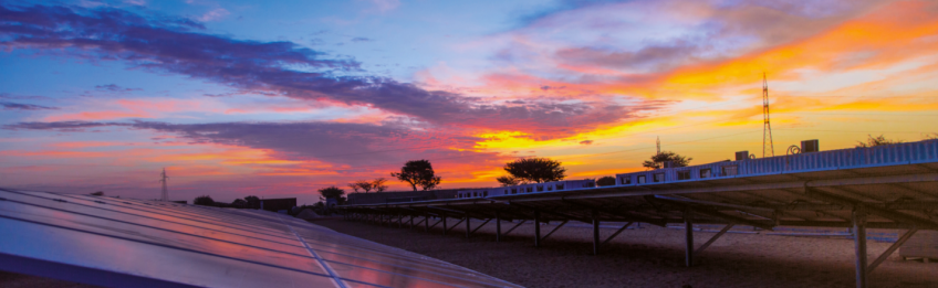 Un parc solaire à la tombée du jour. © Meridiam