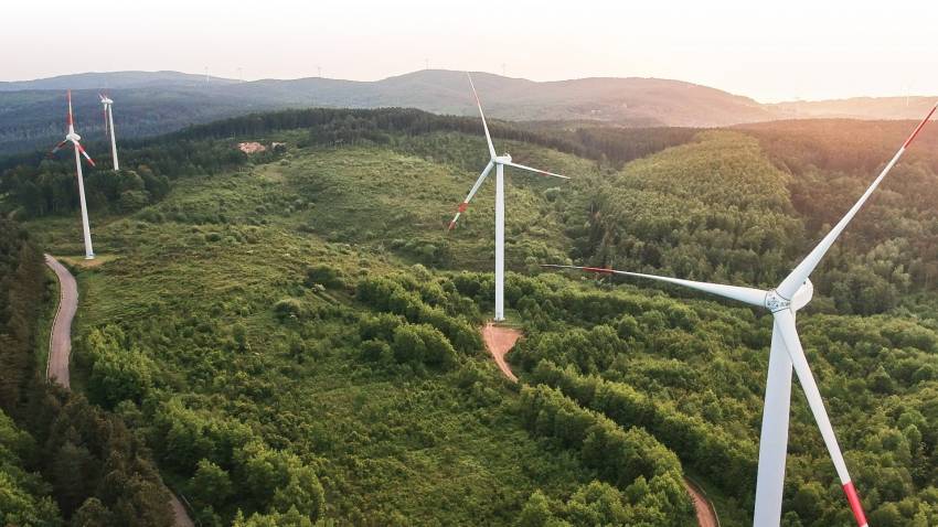 Un champs d'éoliennes détenu par ERG.