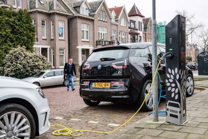 Une borne de recharge rapide électrique Allego. Une borne de recharge rapide électrique Allego.