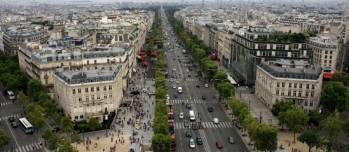 L'avenue des Champs-&Eacute;lys&eacute;es &agrave; Paris.