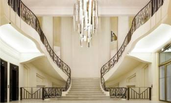 L'escalier double r&eacute;volution en pierre et fer forg&eacute; du 79 Champs-&Eacute;lys&eacute;es