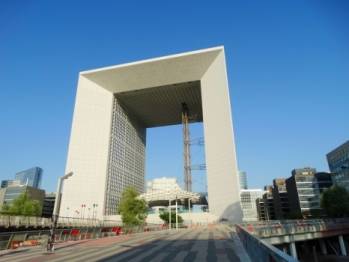 La Grande Arche dans le quartier de La D&eacute;fense confin&eacute;.