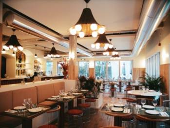Le restaurant La&iuml;a, au sein de Deskopolitan Paris 11.