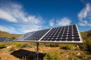 Panneaux solaires photovoltaïques d'une installation d'électricité off grid, sur une ferme située à Touwsrivier, dans le désert de Karoo, en Afrique du Sud. Panneaux solaires photovoltaïques d'une installation d'électricité off grid, sur une ferme située à Touwsrivier, dans le désert de Karoo, en Afrique du Sud.