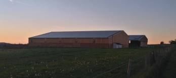 Le hangar agricole situé à Cayssials, sur lequel Arkolia Énergies va installer une centrale solaire photovoltaïque. 