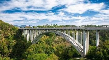 L'autoroute A1 sur le viaduc d'Aglio, détenue par Autostrade per l'Italia.