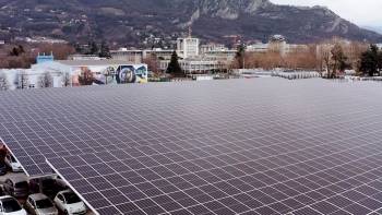 Des ombrières de parking développées par GreenYellow à Grenoble pour STMicroelectronics. © GreenYellow