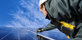 Un ouvrier d'Amarenco travaillant sur un panneau solaire. © Amarenco